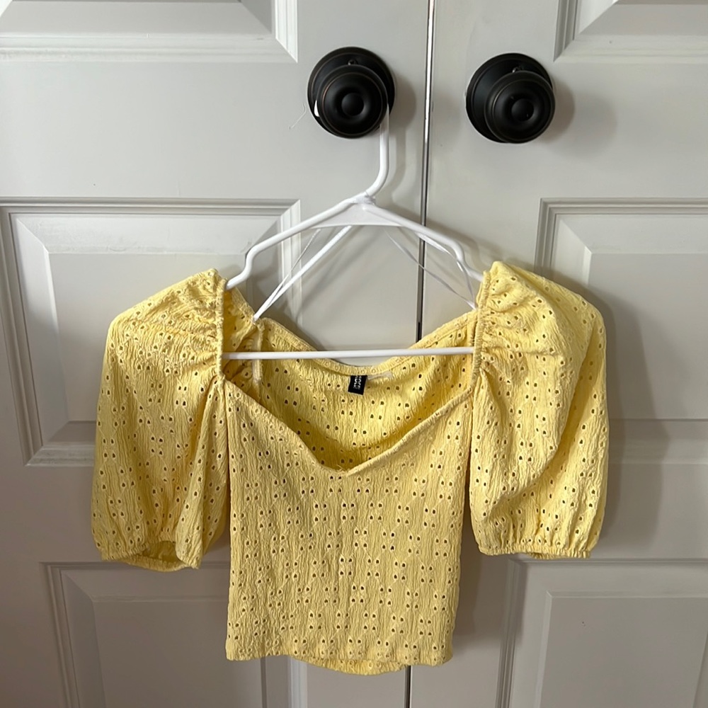 NWOT YELLOW CROP